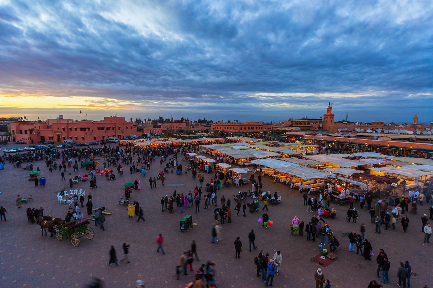 Fatti un WeRoad in Marocco! Scopri le medina di Fez, Tangeri, Marrakech e Rabat, assaggia il vero cous cous e il vero tajine, perditi nel deserto del Sahara, passeggia tra le vie della cittù blu d Chefchouen.