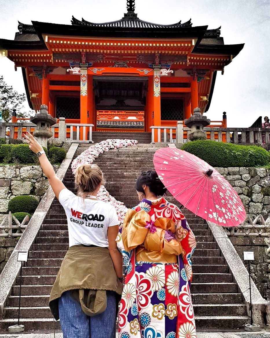 japan-kyoto-fushimi-inari-taisha-geisha-spring