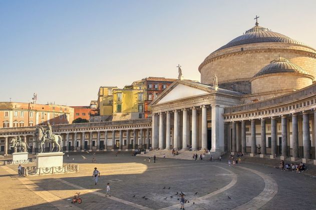Napoles-city-square-palace